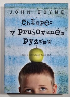 Chlapec v pruhovaném pyžamu