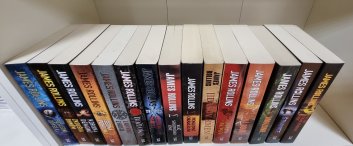 15x James Rollins - Poslední odysea, Zkouška ohněm, Koruna démonů, Sedmá pohroma, Labyrint z kostí, Boží oko, Rodokmen smrti, Klíč soudného dne, Poslední orákulum, Jidášův kmen, Mapa z kostí, Písečná bouře, Amazonie, Štvanice, Oltář ztraceného ráje